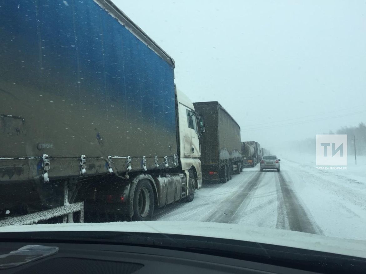 Сильный снегопад и гололед практически парализовали движение большегрузов на трассе М7