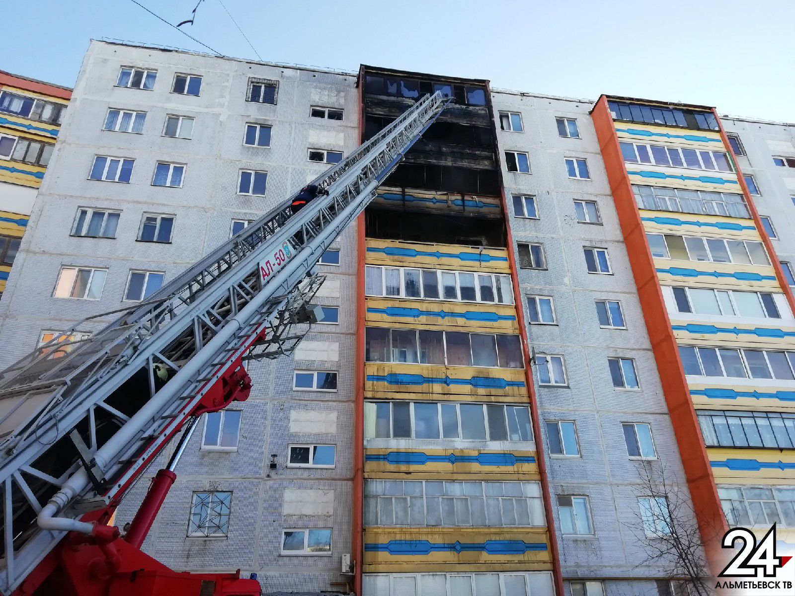Пожар в Альметьевске распространился на 4 этажа