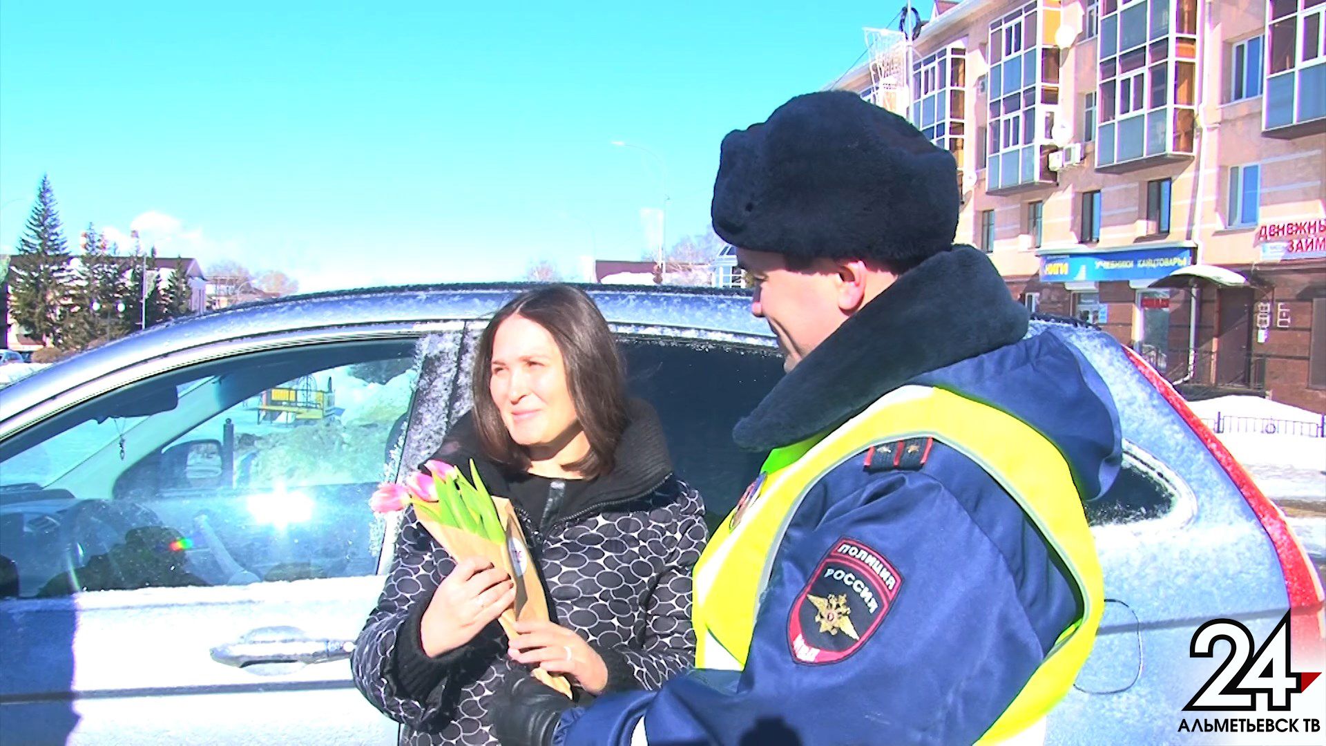 «Цветы для автоледи»: инспекторы в Альметьевске подарили женщинам букеты