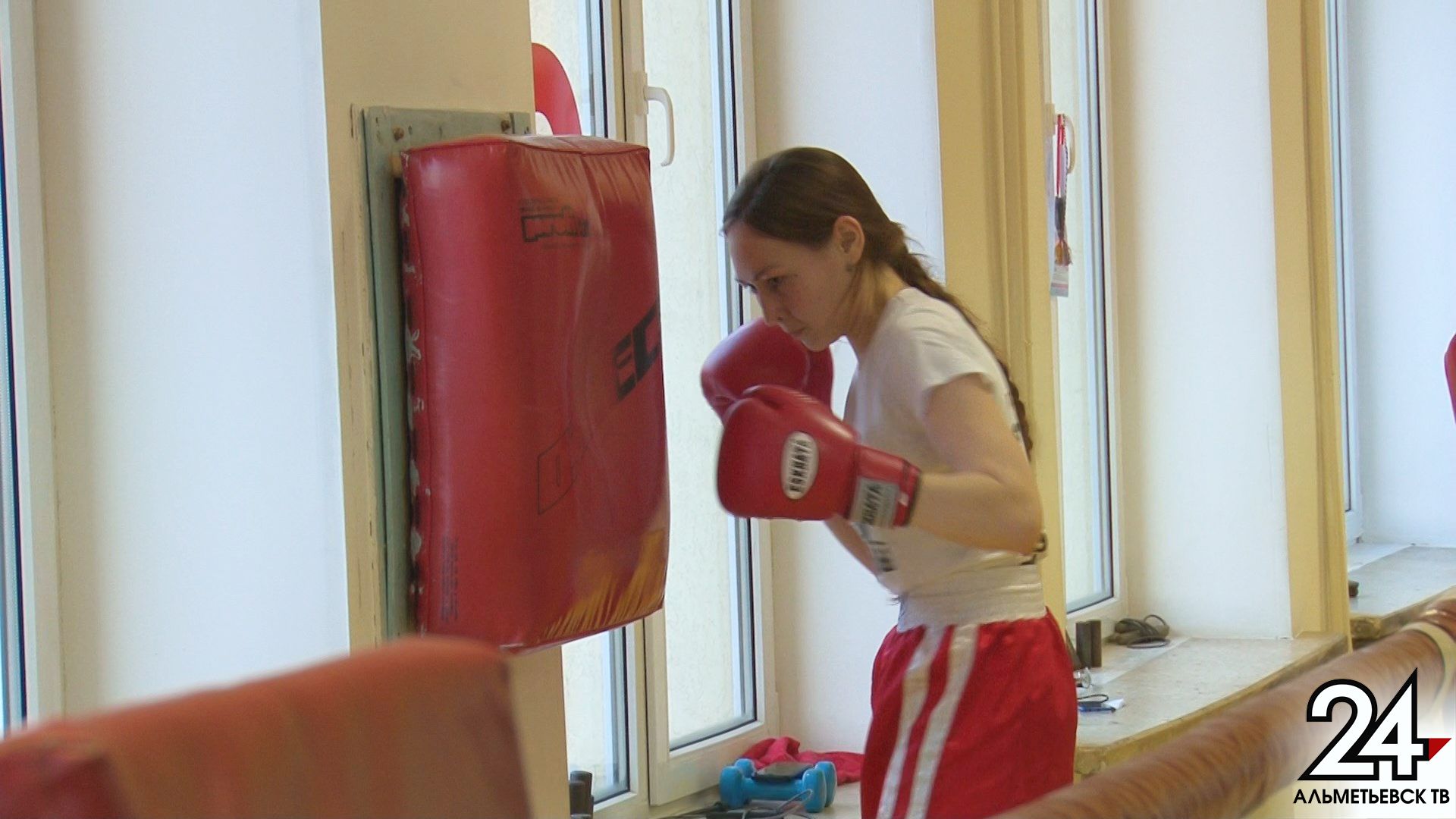Боксерские перчатки маникюру не мешают: спортсменка из Альметьевска уверена, что бокс подчеркивает женственность
