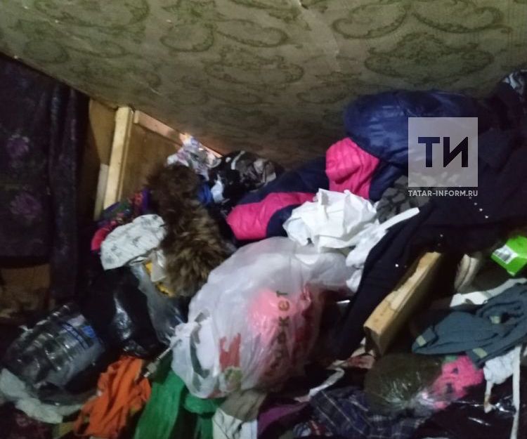 В Татарстане в захламленной квартире под мусорными мешками спасатели обнаружили тело пожилой женщины