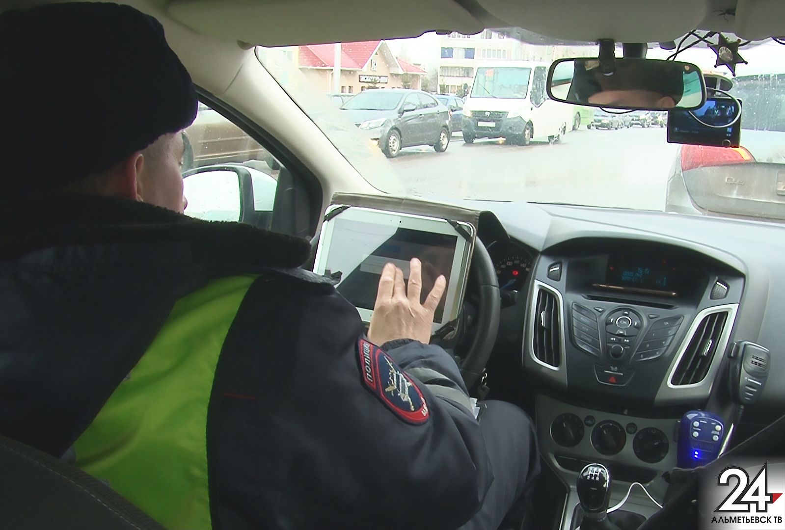 В Альметьевске наказали водителей, которые не уступают дорогу скорой