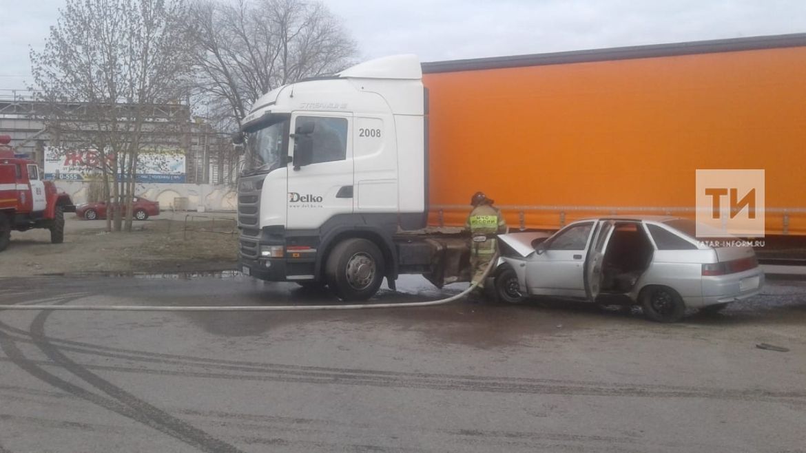 В Татарстане легковой автомобиль пробил топливный бак фуры