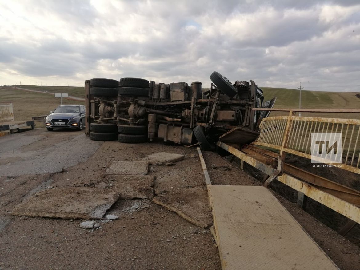 В Татарстане опрокинулся грузовик, погиб водитель