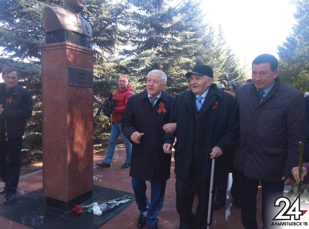 В Альметьевске почтили память героев труда