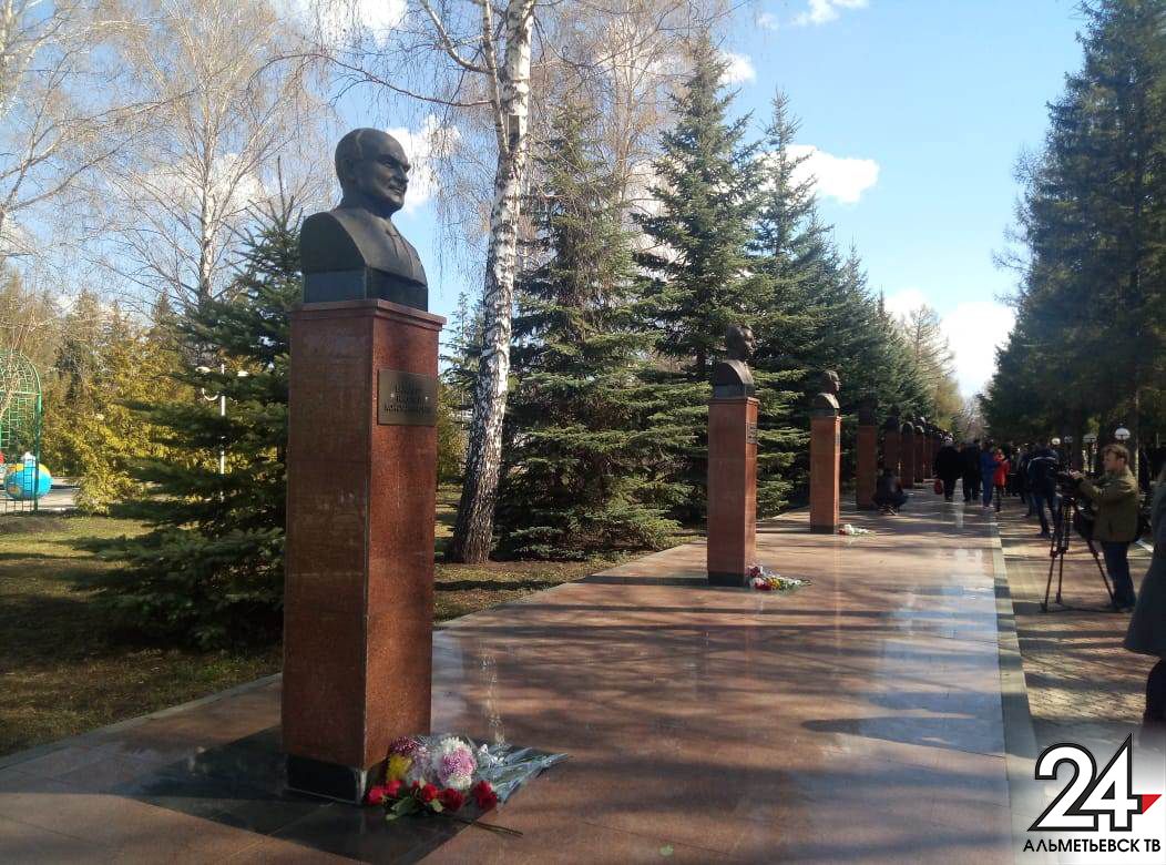 В Альметьевске почтили память героев труда