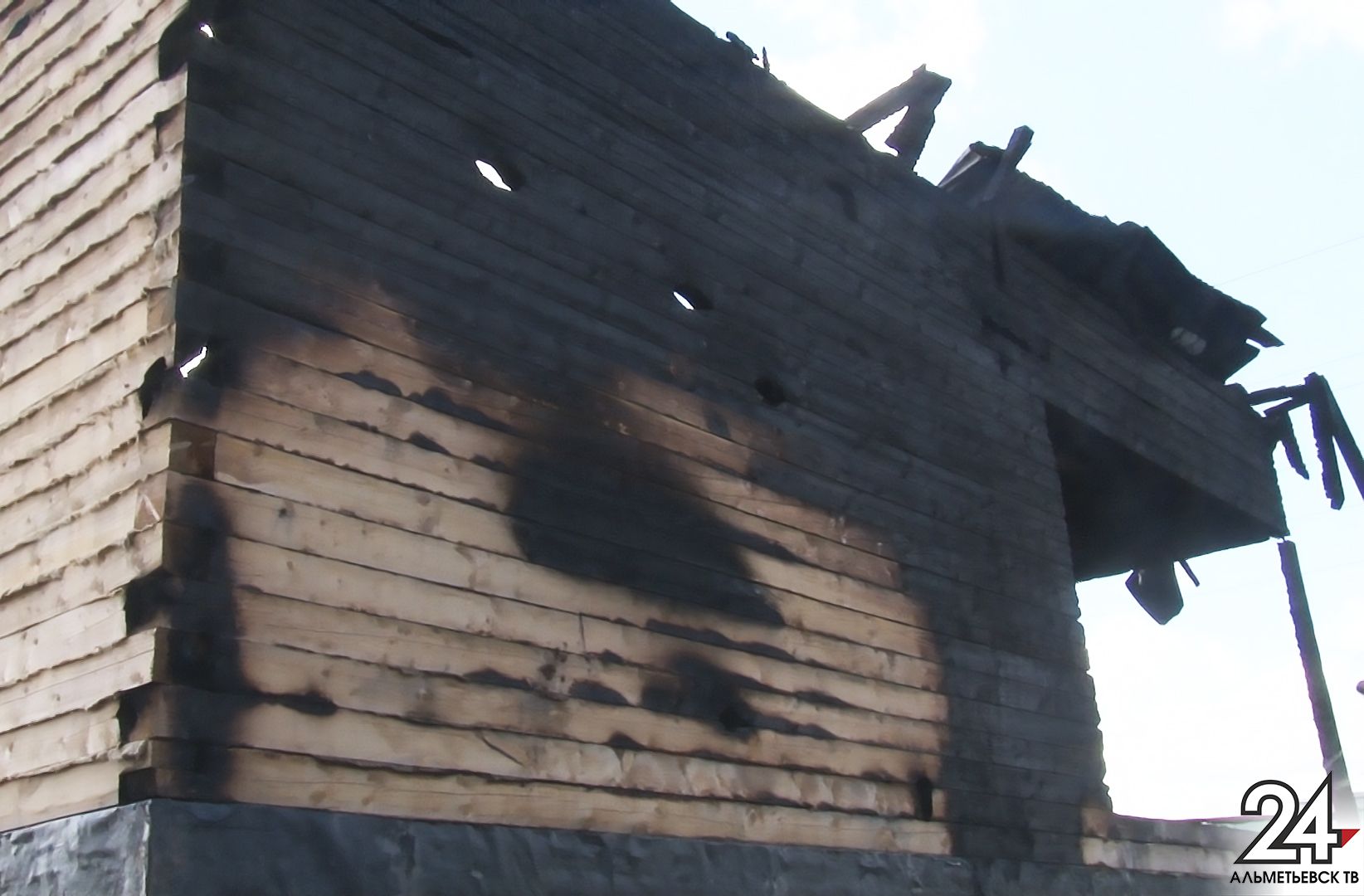 Огонь уничтожил дом многодетной семьи в Альметьевске