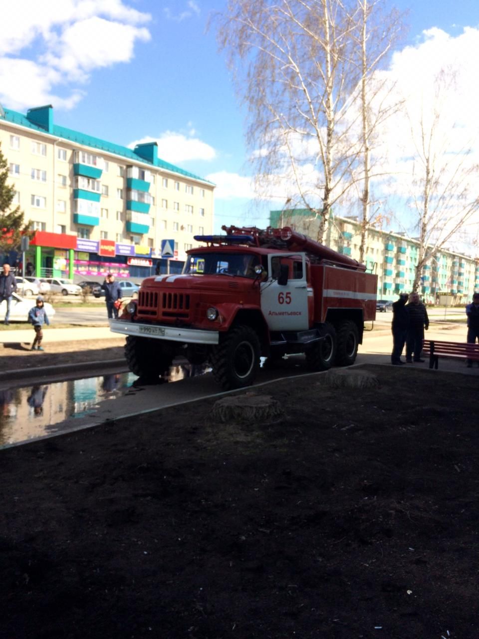 Из горящей квартиры в Альметьевске спасли мужчину