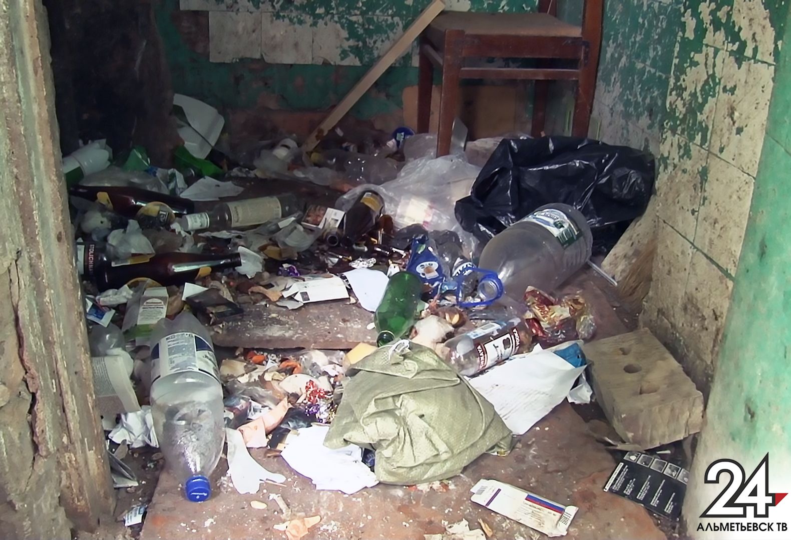 Жители одной из девятиэтажек в Альметьевске пожаловались, что их дом утопает в мусоре