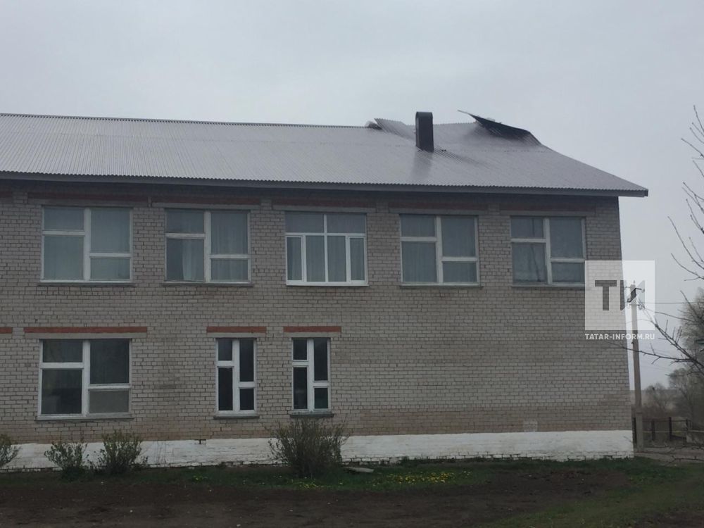 Сильный ветер загнул кровлю школы в Татарстане