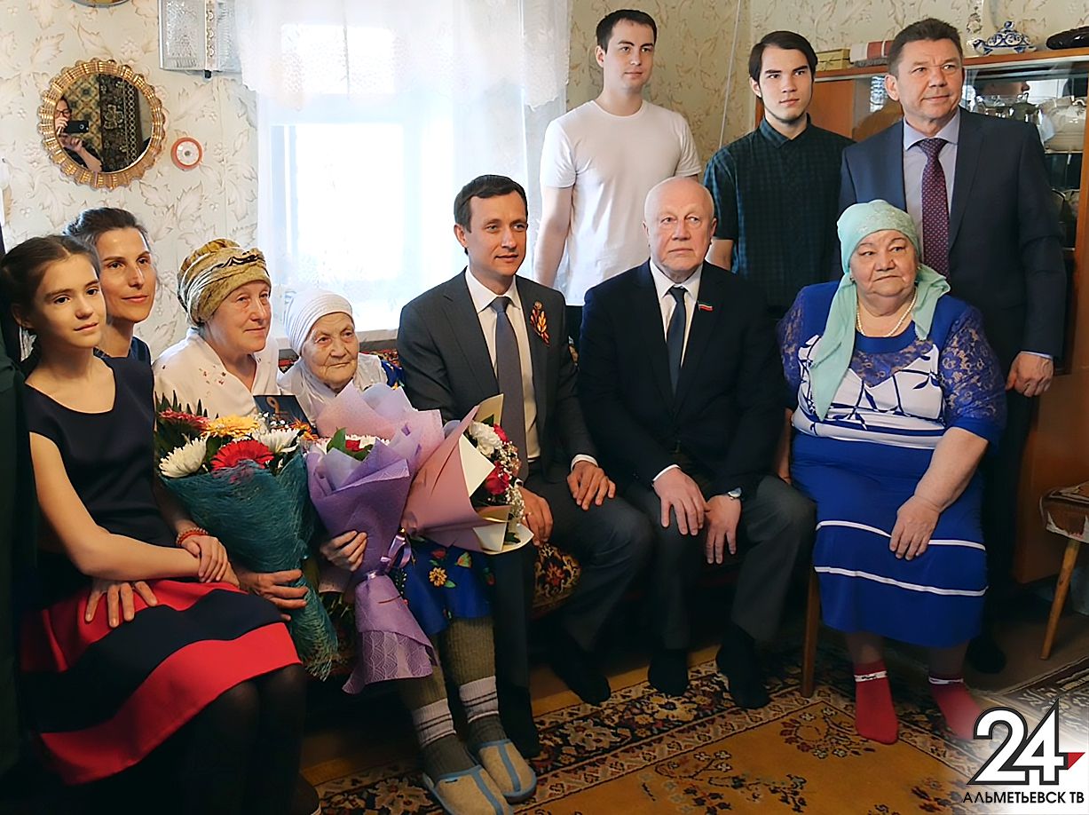 В Альметьевске труженица тыла Накия Зарипова отметила 90-летие