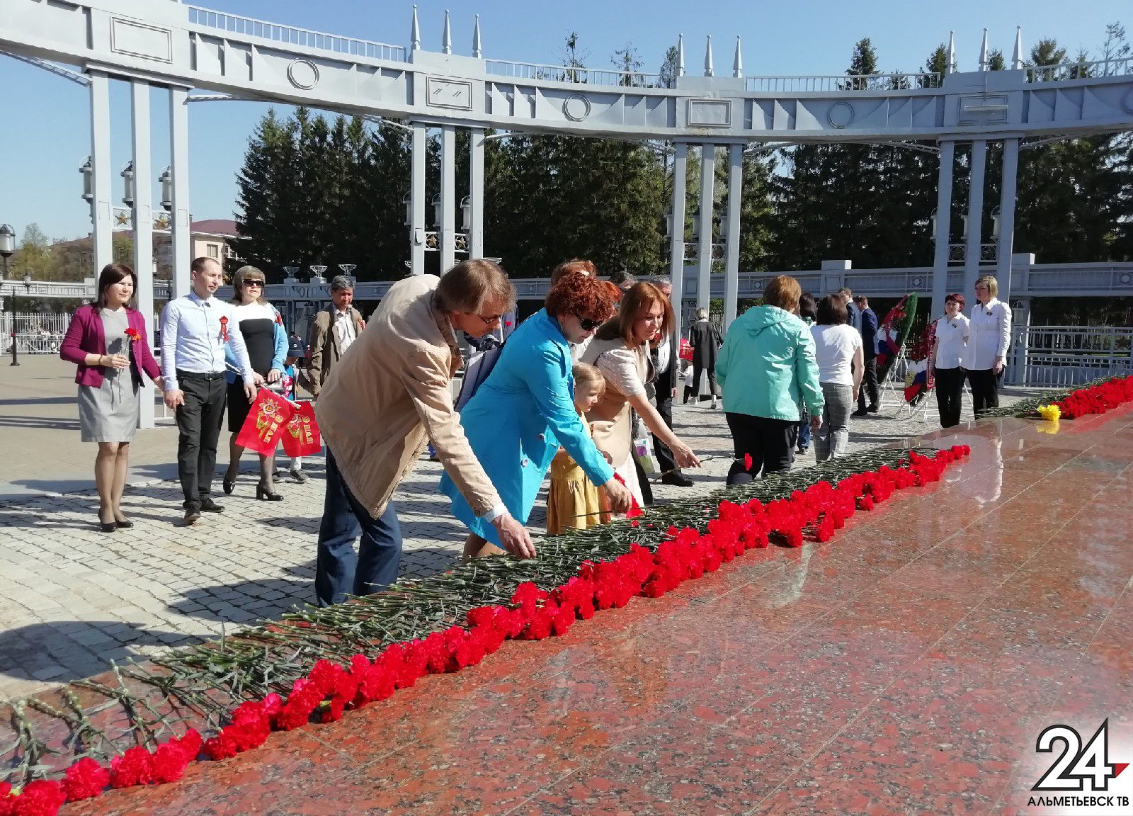 День Победы в Альметьевске начался с возложения цветов к Вечному огню
