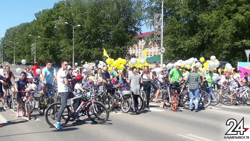 В Альметьевске прошел «фруктовый» велопарад «Алга в лето»