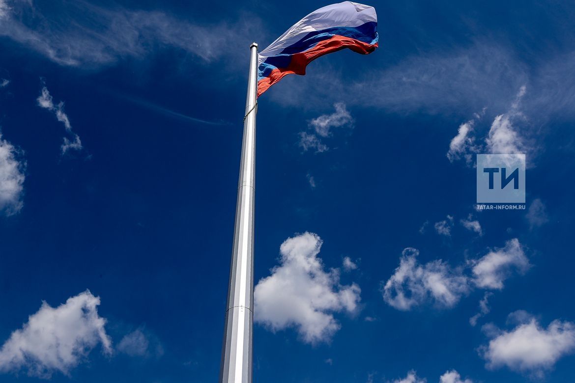 В парке Победы прошла церемония подъема российского флага на 50-метровый флагшток