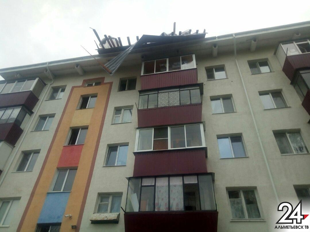 В Альметьевске ветром сорвало крышу дома и повалило деревья