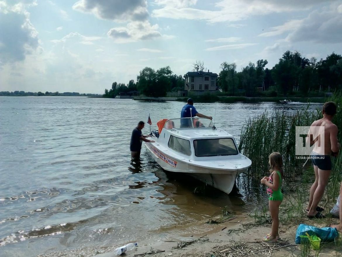 В Татарстане пять детей и шесть взрослых застряли на острове Качели