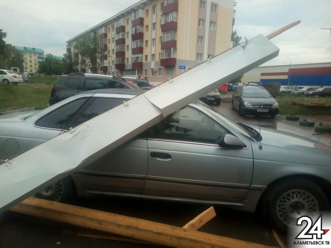 Поваленные деревья, сорванные крыши, помятые машины: целый день в Альметьевске устраняли последствия урагана