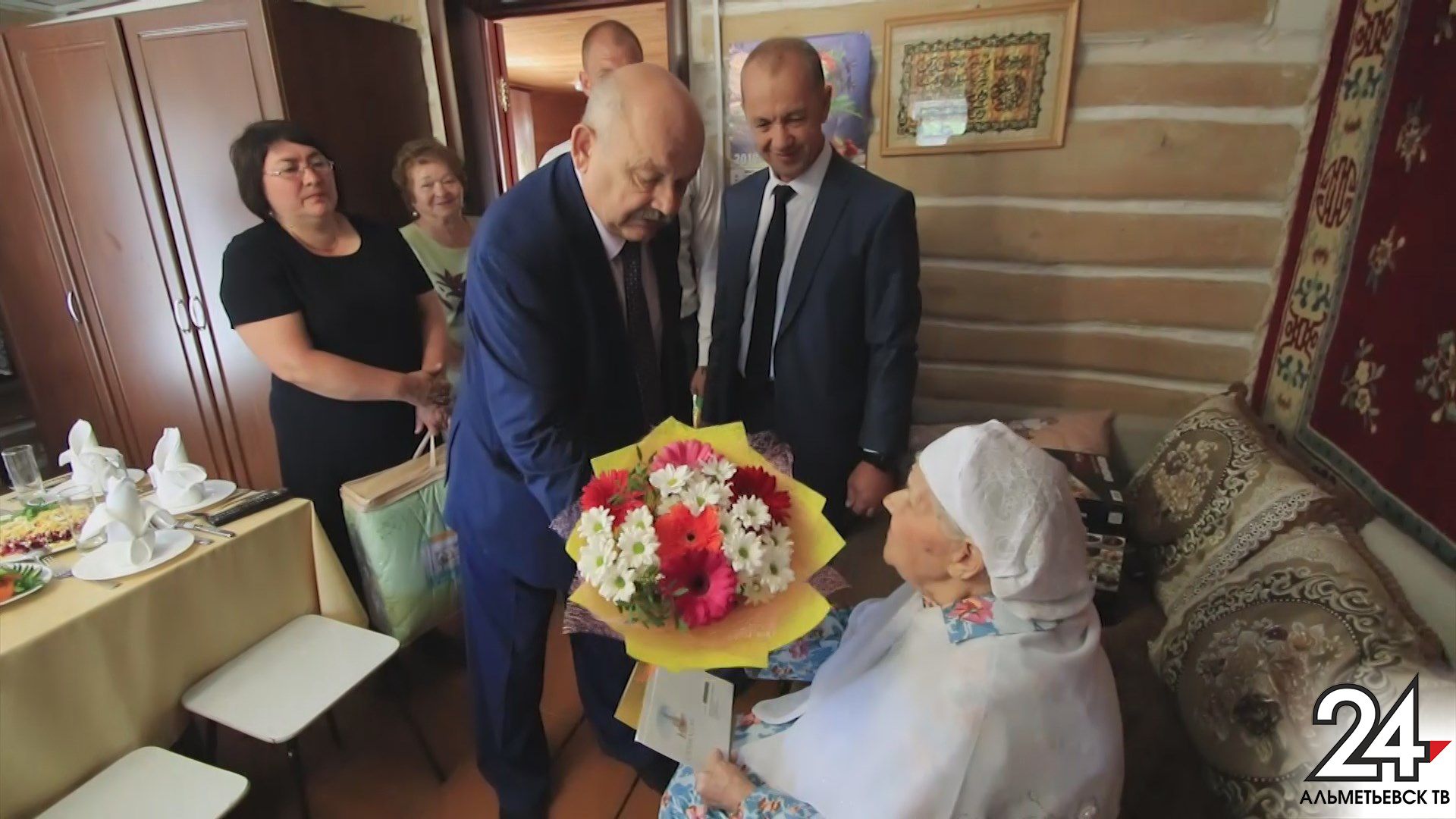В Альметьевске поздравили с 90-летием ветерана – строителя города