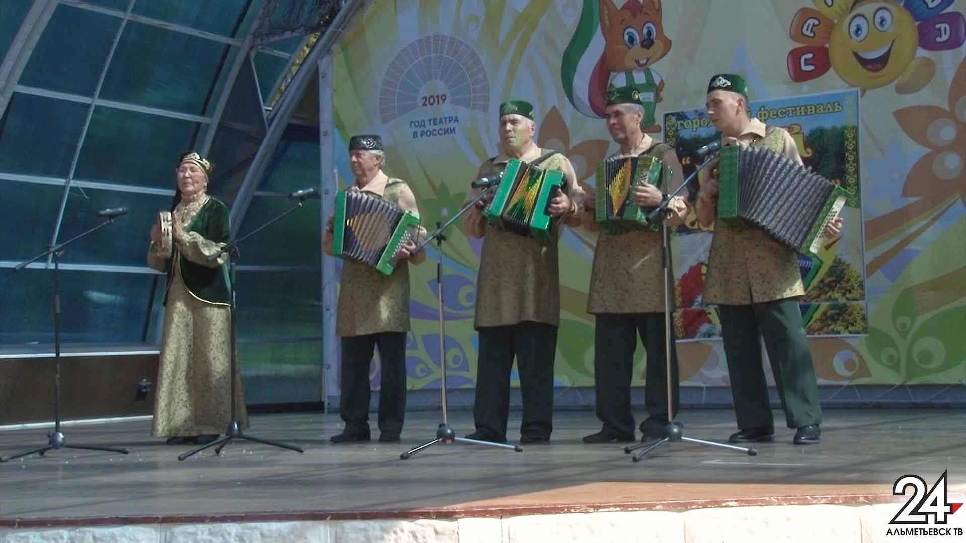 Душа поет, гармонь играет: музыканты из Татарстана и Башкортостана покоряли зрителей народной музыкой