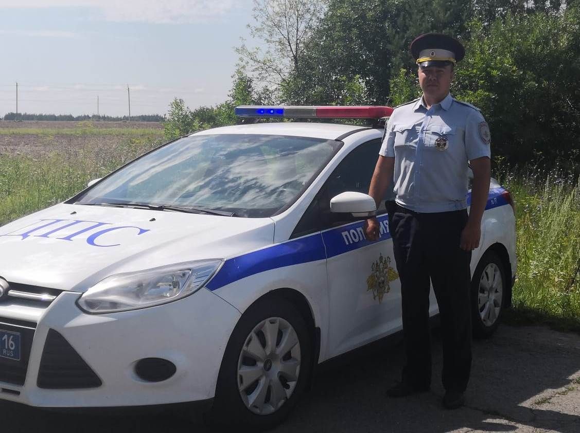 В Татарстане экипаж ДПС помог добраться до больницы женщине, у которой за рулем начались роды