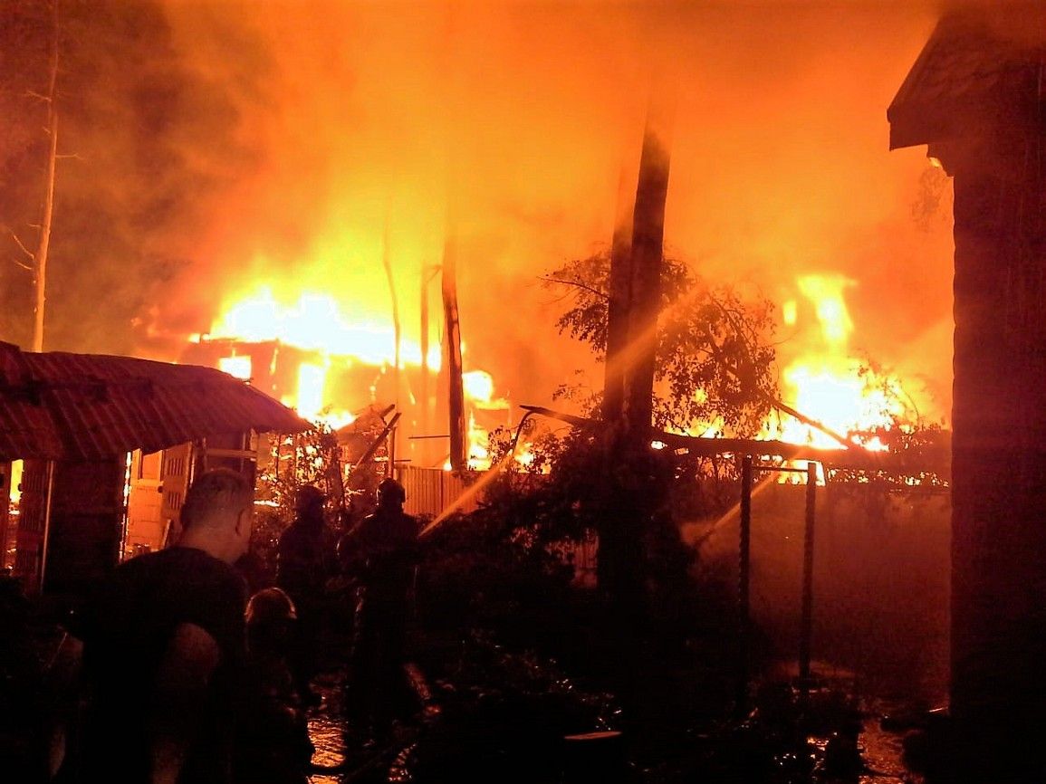 Крупный пожар уничтожил пять домов и баню в Татарстане