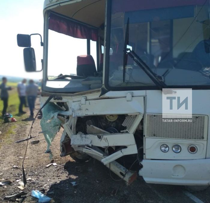 При столкновении легковушки и автобуса в Альметьевском районе пострадали 8 человек