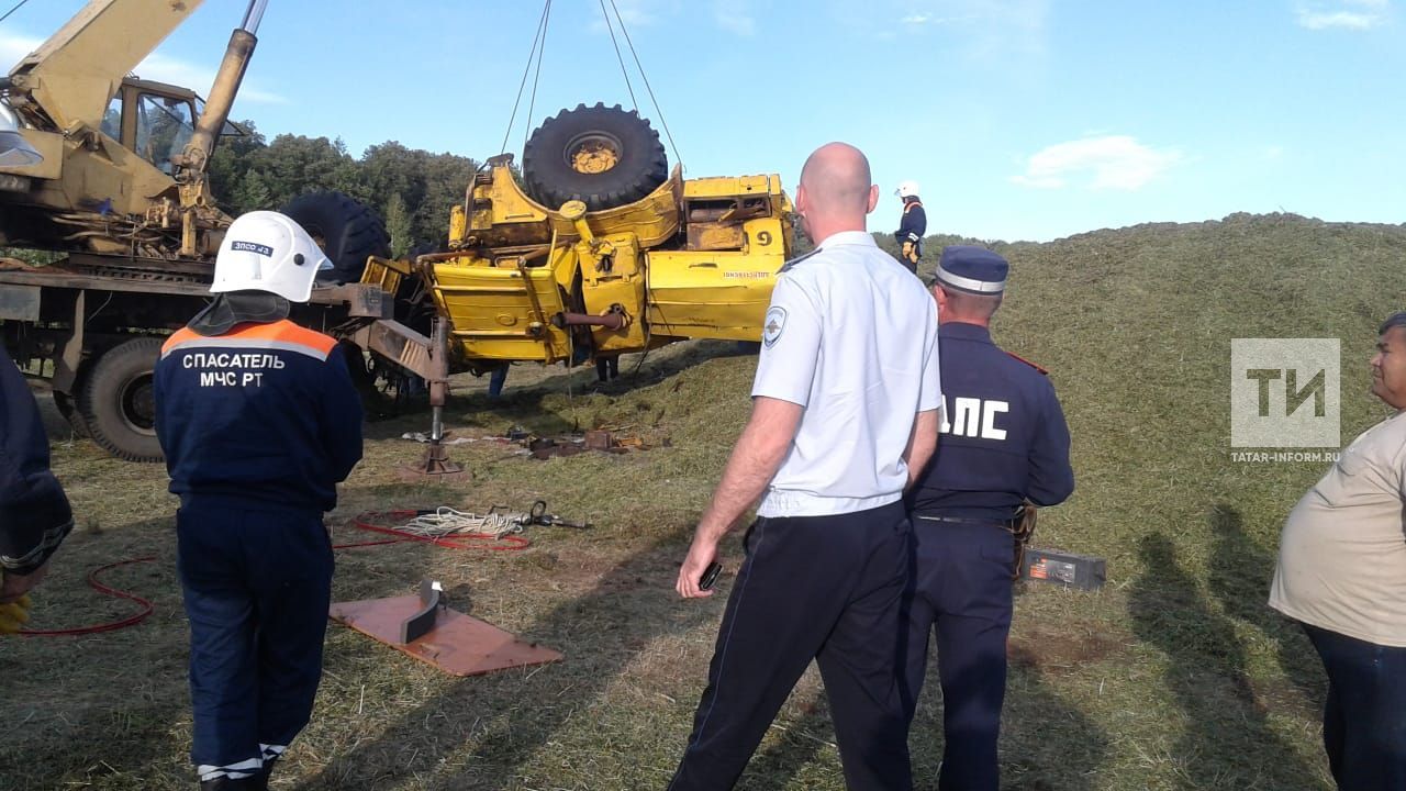 Следователи выясняют обстоятельства гибели водителя, трактор которого перевернулся во время работ