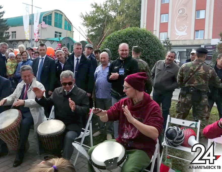 Президент РТ на Дне нефтяника в Альметьевске сыграл на африканских барабанах