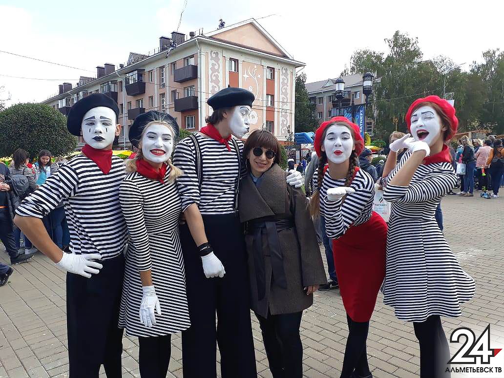 Перфоманс от уличных театралов: праздничный день в Альметьевске в самом разгаре