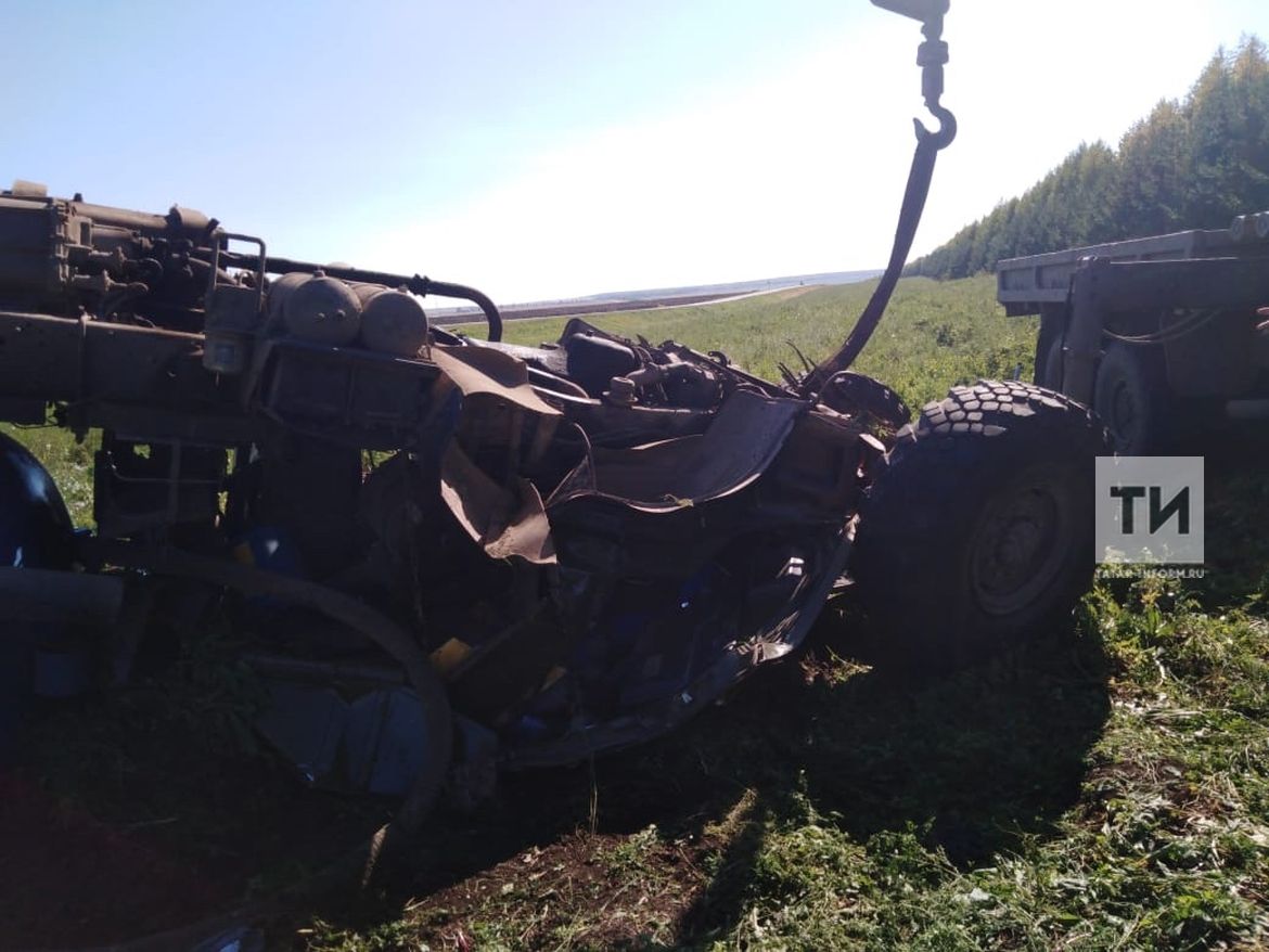 В Татарстане погиб водитель перевернувшейся автоцистерны