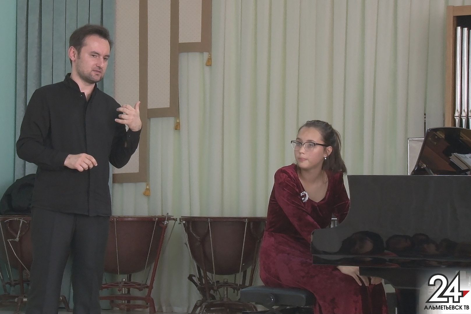 Пианист Тимур Мустакимов провел мастер-класс для альметьевских студентов
