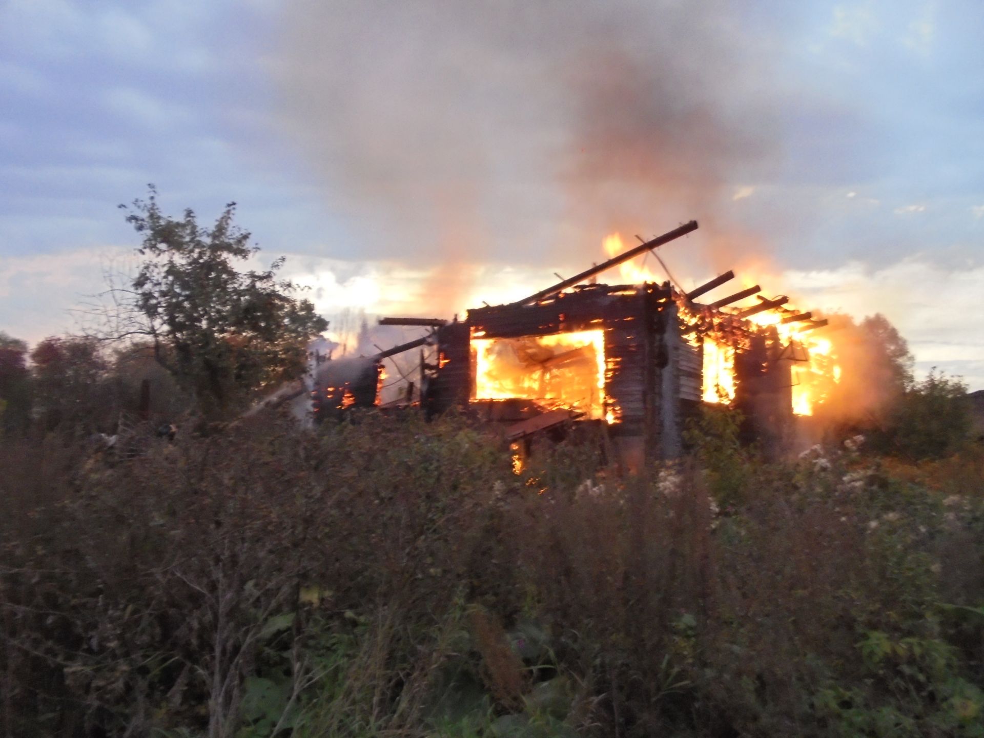 В Альметьевском районе пожарные несколько часов тушили бревенчатый дом