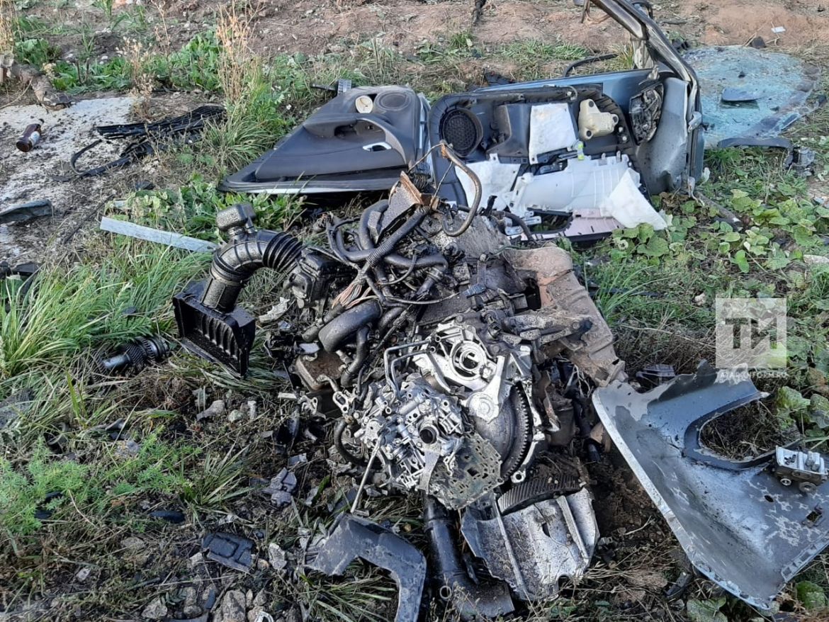 В Татарстане авто слетело с трассы и разбилось о бетонную трубу