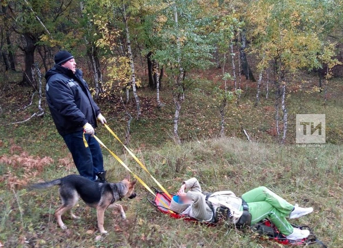 В Татарстане спасатели помогли женщине, которая сломала ногу в лесу