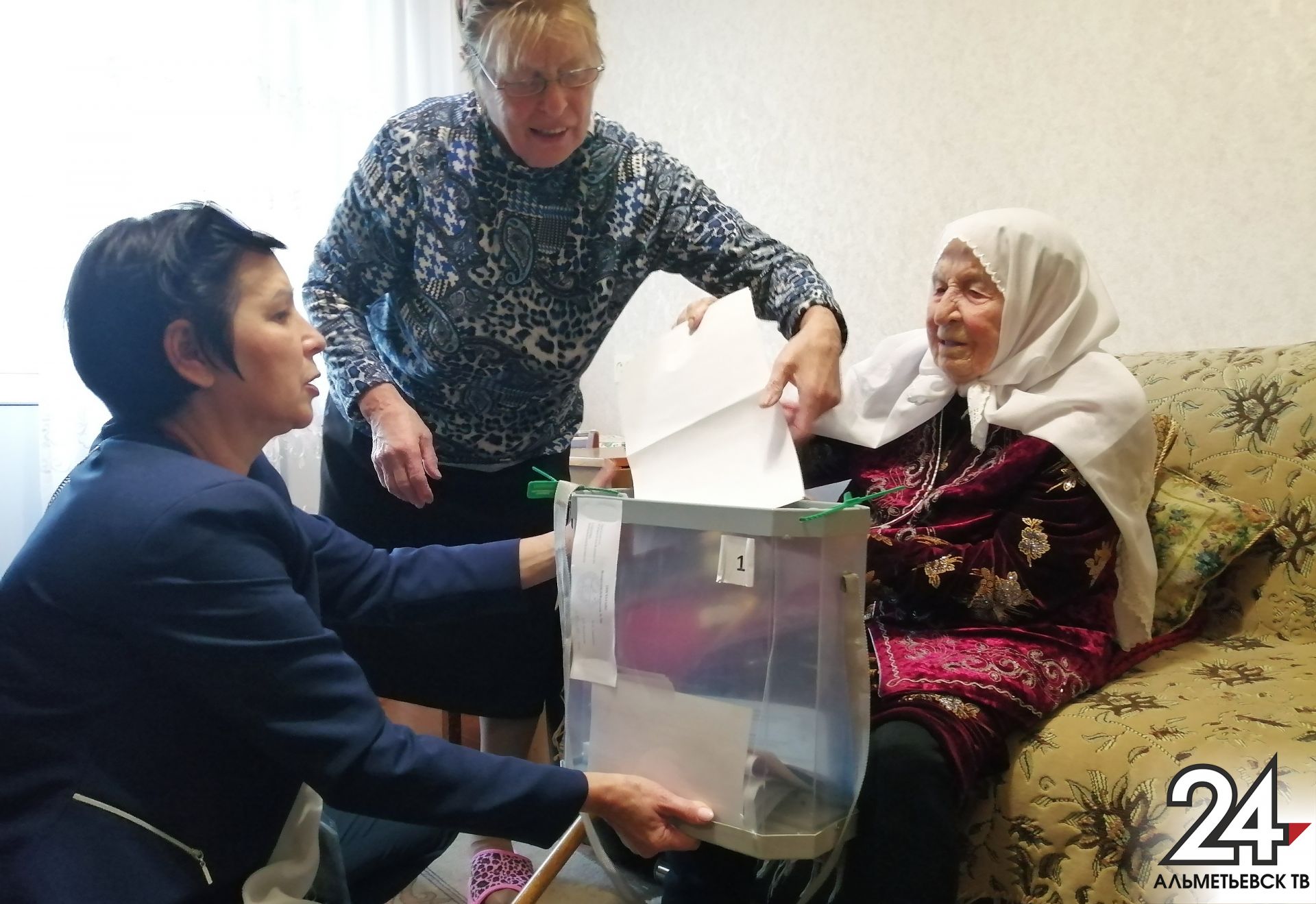 В Альметьевске долгожительница Магсума Гильфанова приняла участие в выборах
