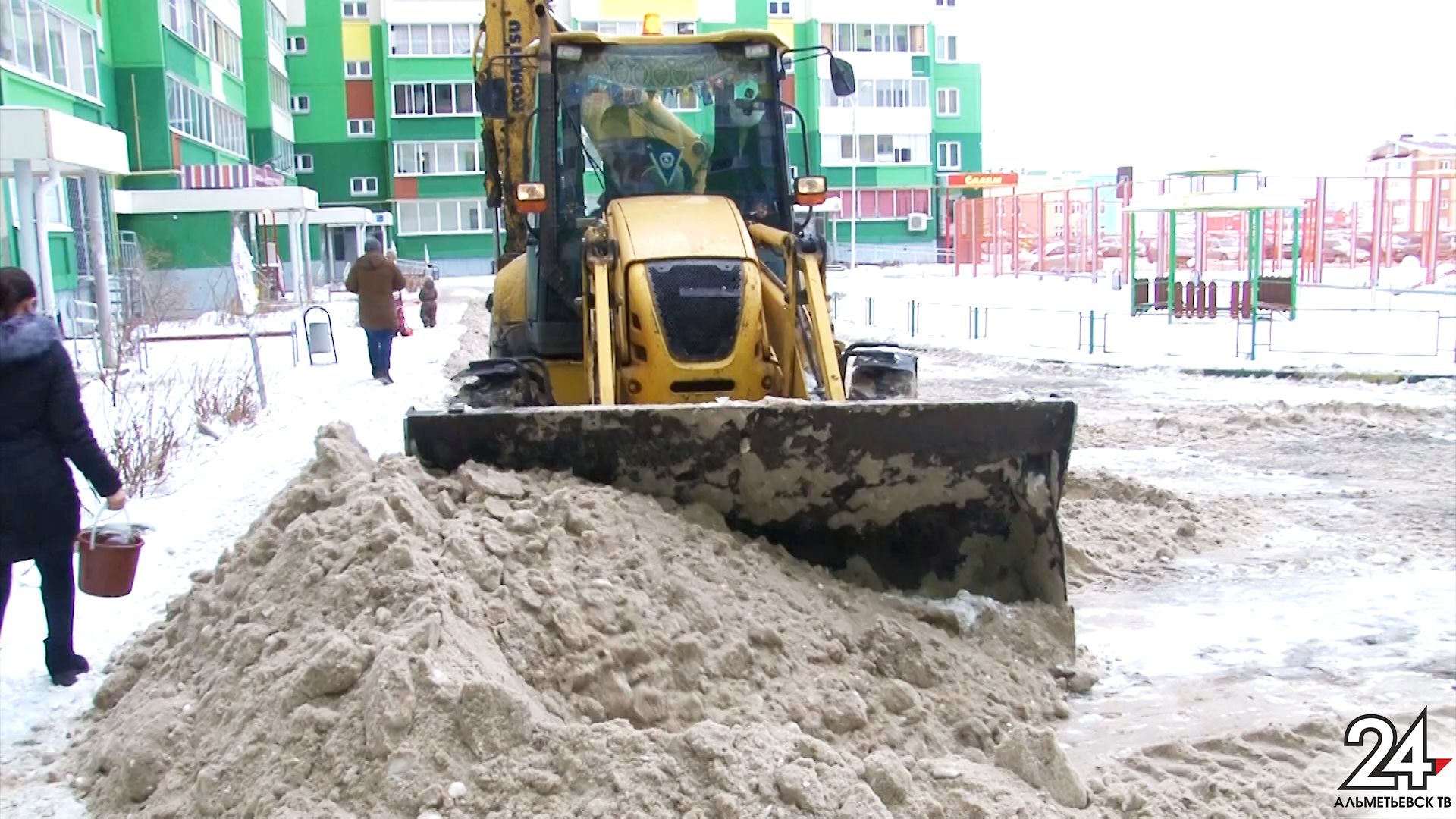 За день в Альметьевске вычистили от снега 240 дворов