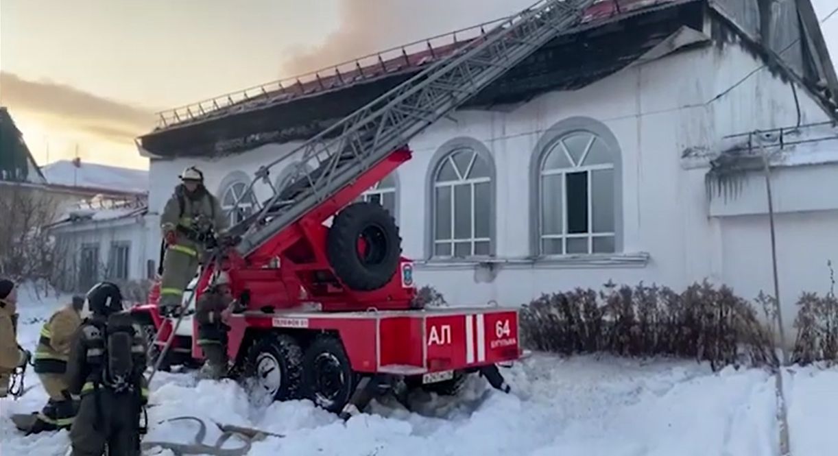 Появилось видео с тушения пожара в Бугульме, где загорелась крыша гимназии