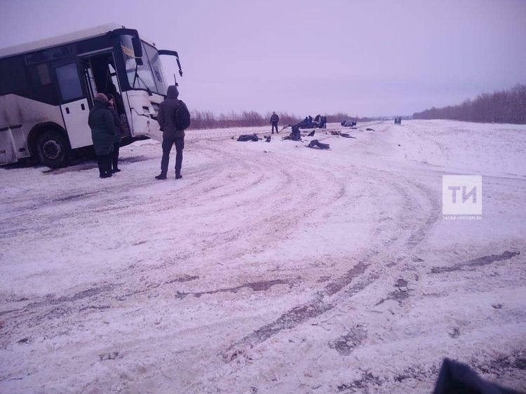 Автобус и иномарка столкнулись в Татарстане