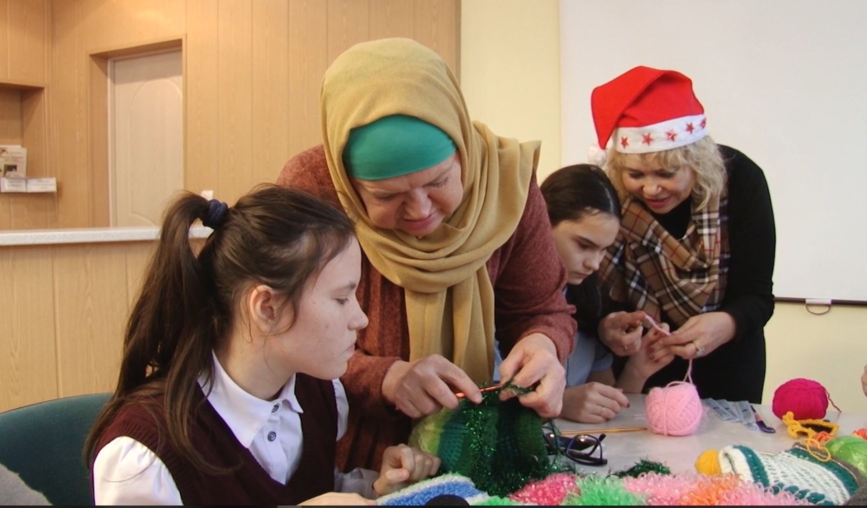 Альметьевские пенсионерки стали волонтёрами и помогают детям