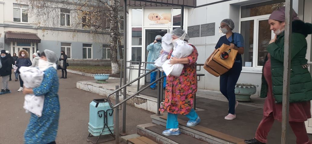 Более двухсот человек эвакуировали из детской больницы в Альметьевске