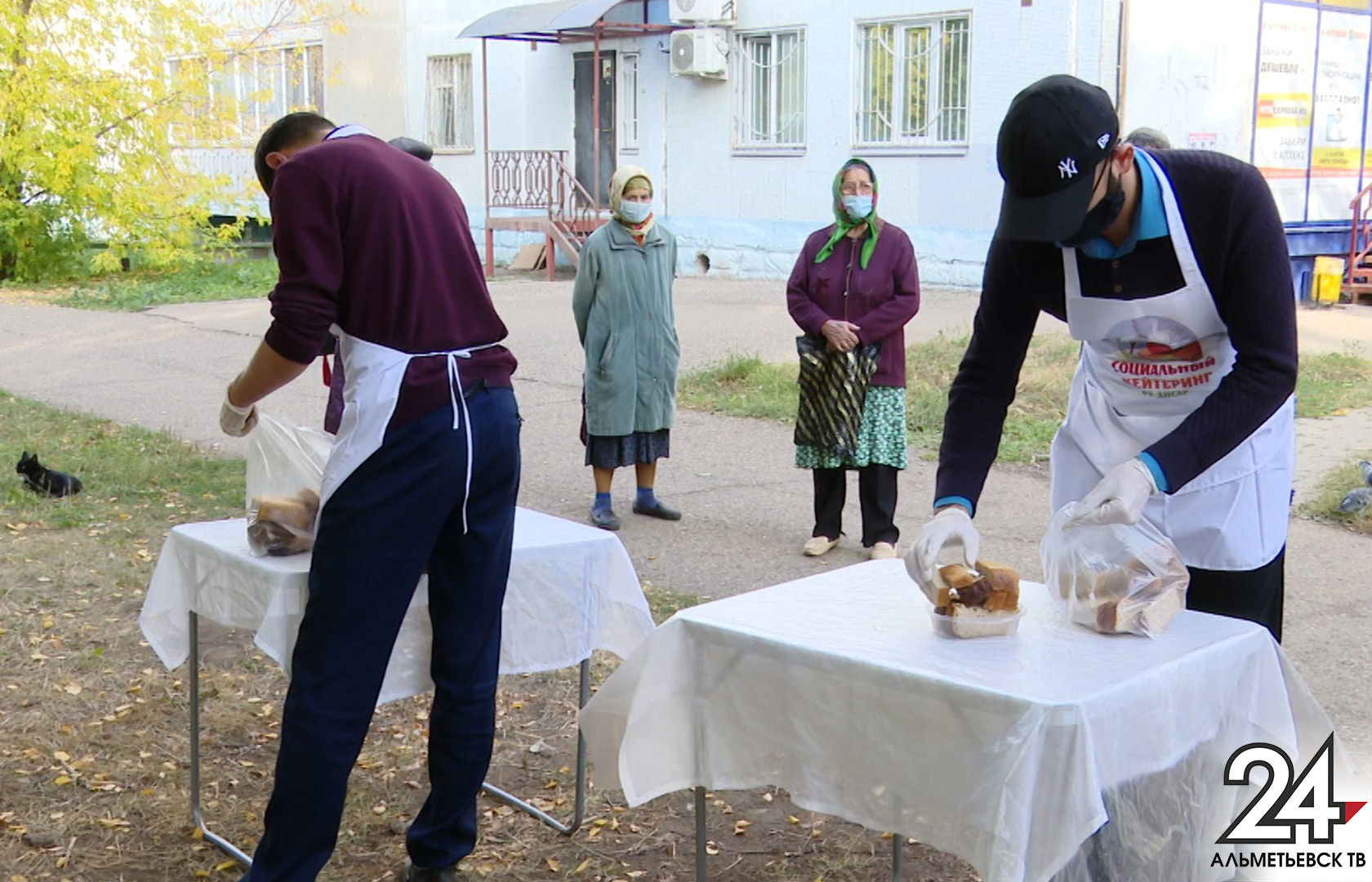 Группа волонтёров в Альметьевске готовит горячие обеды для бездомных