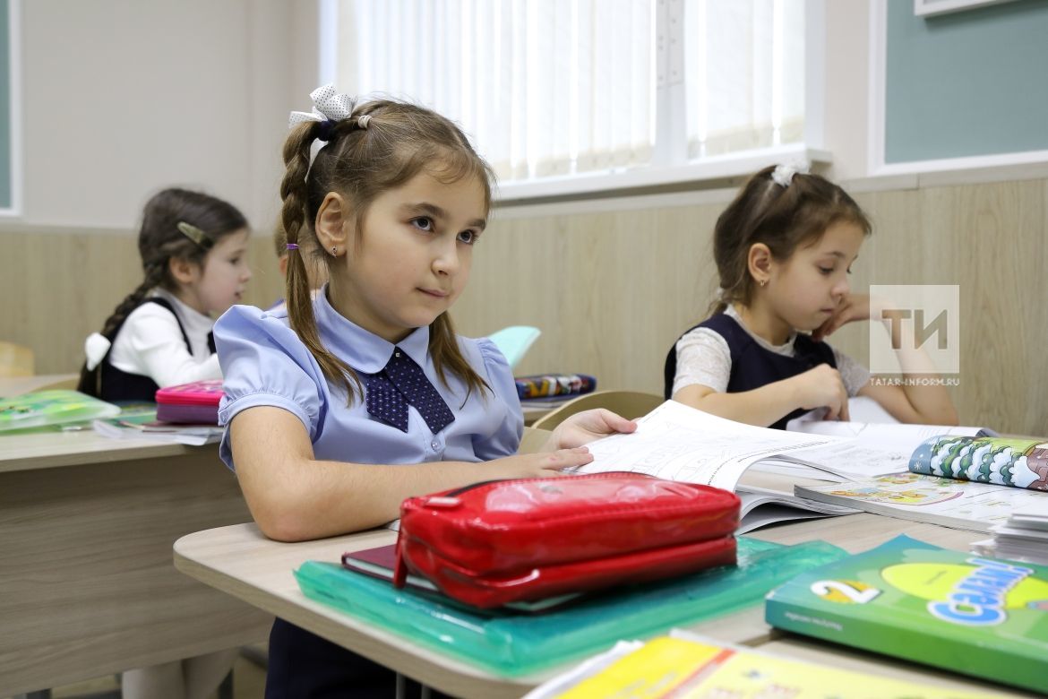 Ученицам Татарстана разрешили ходить в школу в джемперах и свитерах неярких цветов
