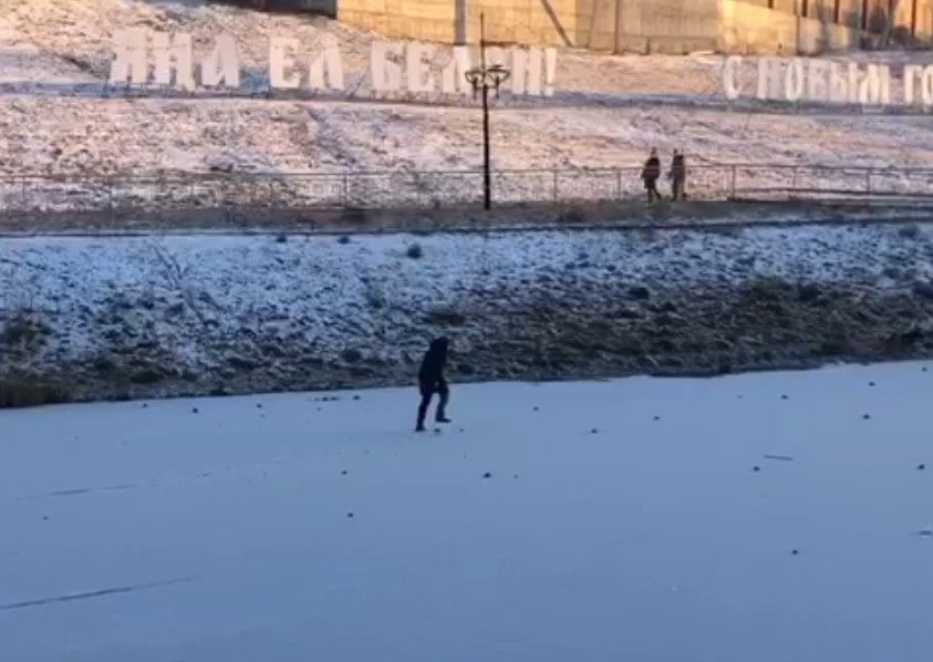 В Альметьевске выложили в соцсети видео, как дети прыгают на льду на Каскаде прудов