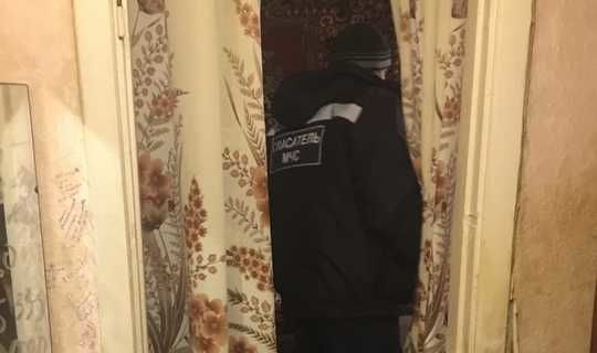 Спасатели в Альметьевске взломали дверь квартиры, где 82-летняя женщина просила о помощи