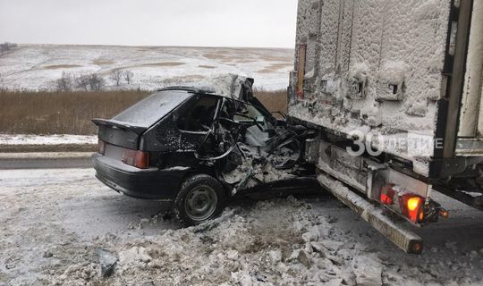 В Альметьевском районе легковушка влетела под грузовик, водитель погиб