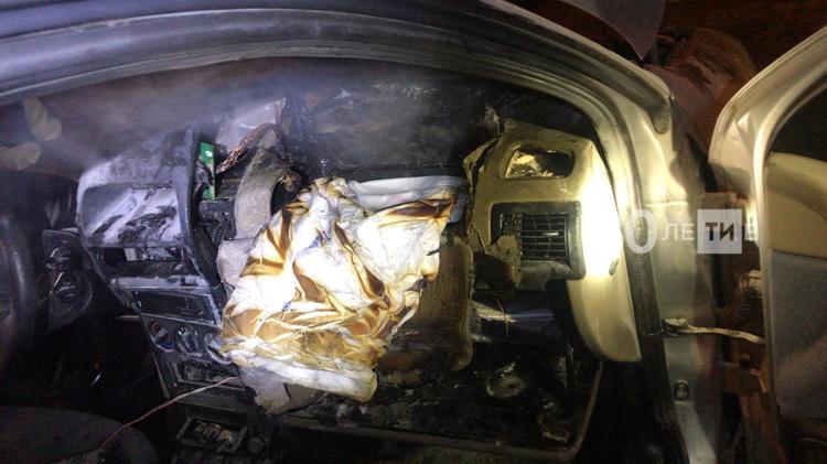 В Альметьевске загоревшийся автомобиль пытались потушить огнетушителем