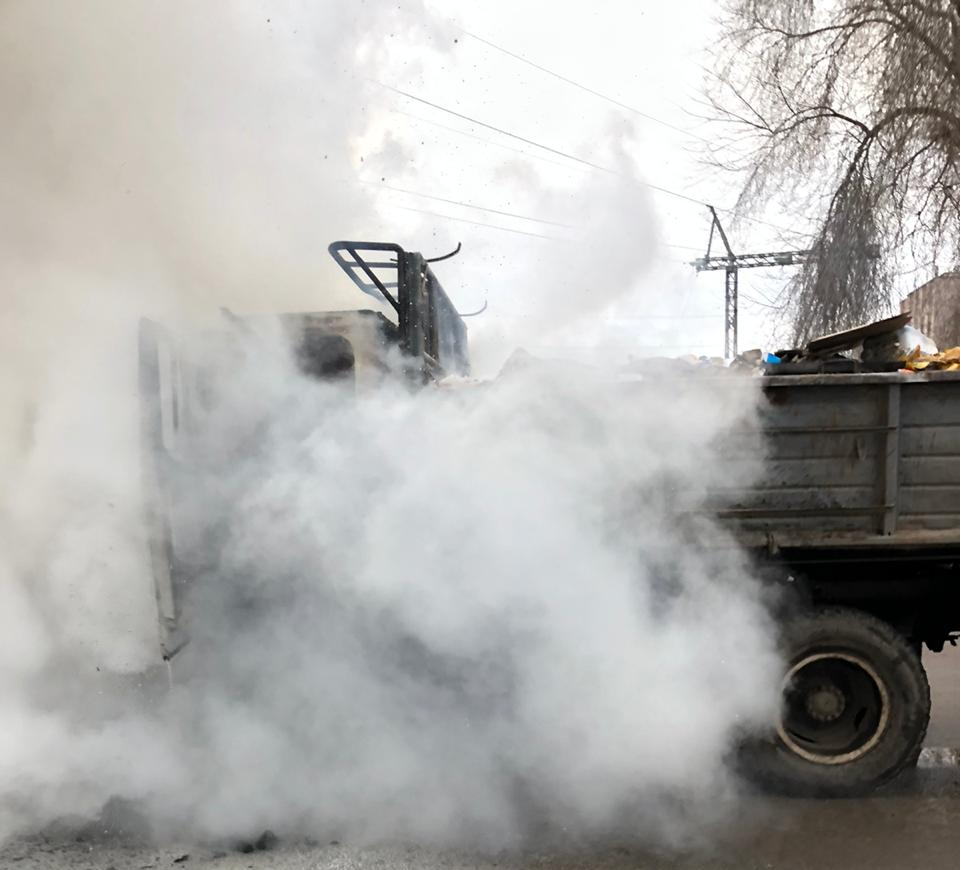 В Альметьевске на улице Шевченко загорелся грузовик