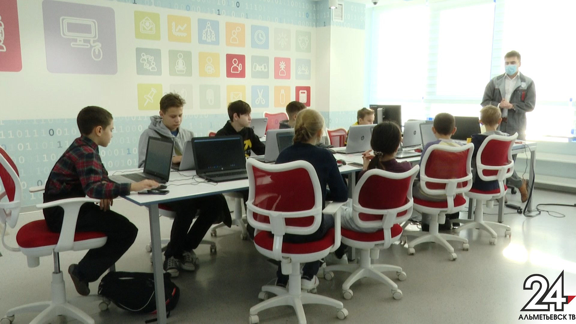 Альметьевских школьников научили создавать телеграм-бот и веб-приложения