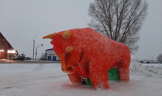 В Зеленодольске появилась фигура быка, для её изготовления понадобилось 48 грузовиков снега