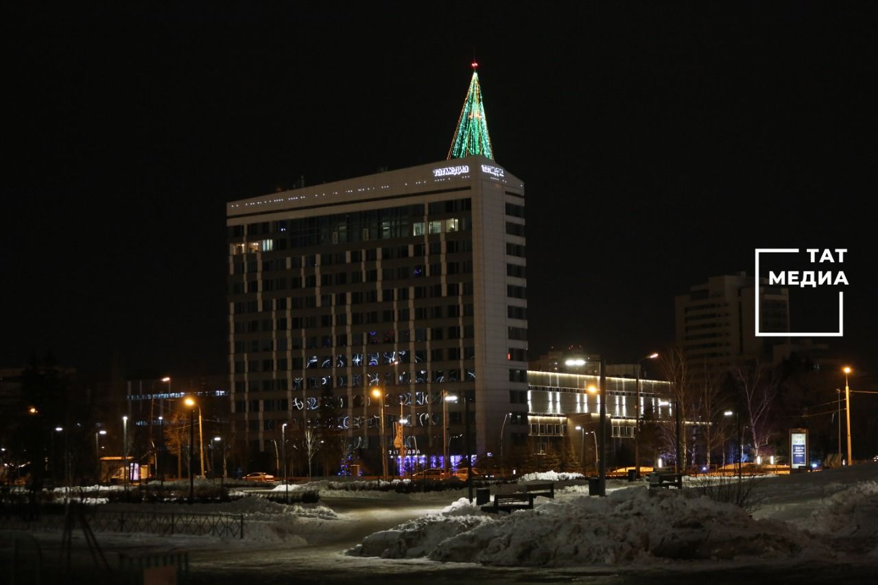 Самая высотная елка Европы украсила здание «Татмедиа» в Казани